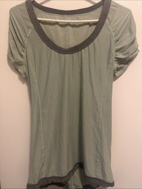 lululemon athletica Light Sage Short Sleeve Scoop Neck Top with Charcoal Trim
